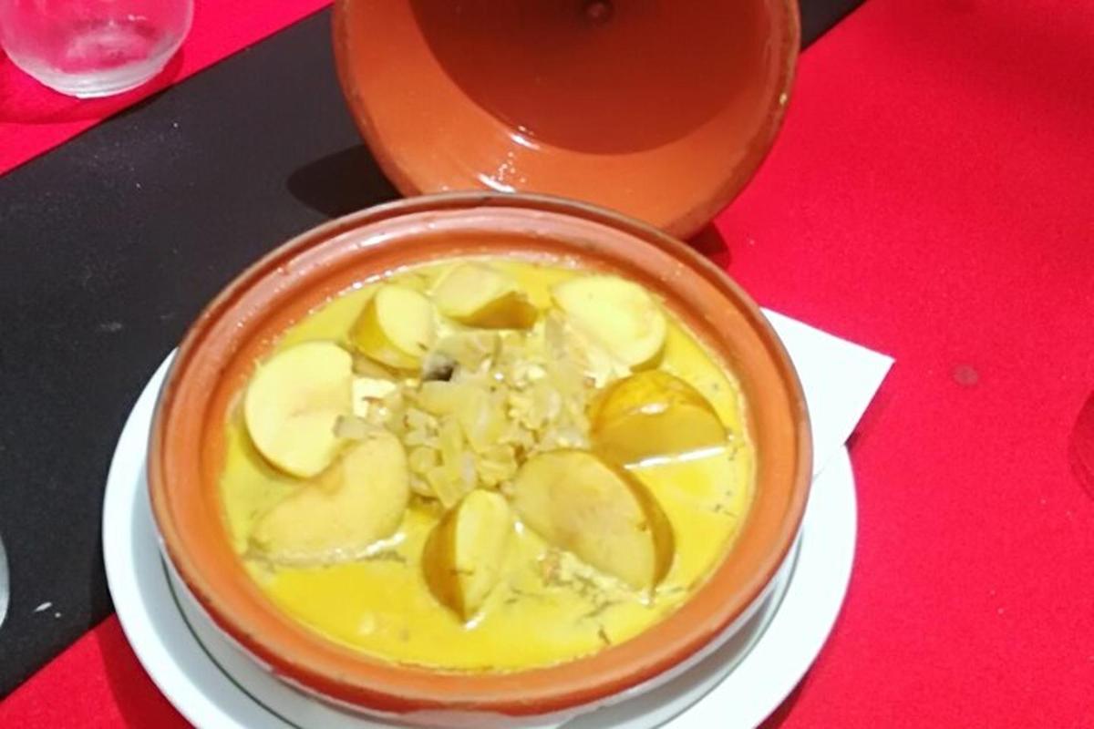 semangkuk makanan di atas piring di atas meja