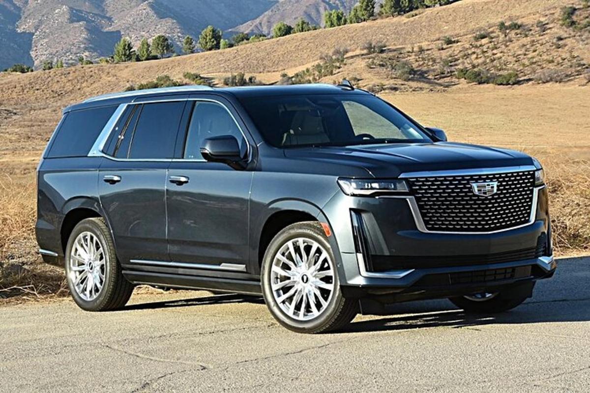 Modré SUV Lexus zaparkované na silnici