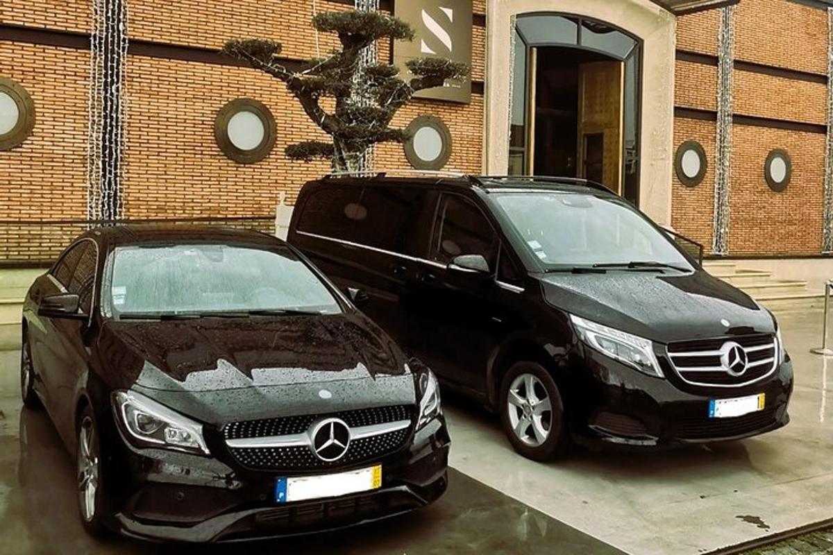 Dos coches aparcados uno al lado del otro en un garaje