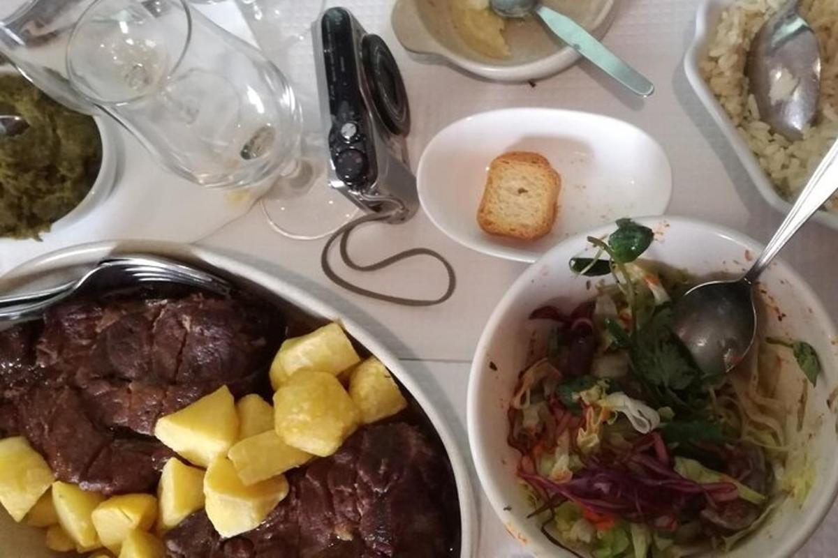 egy asztal, amelyen tányérok és tálak vannak tele étellel