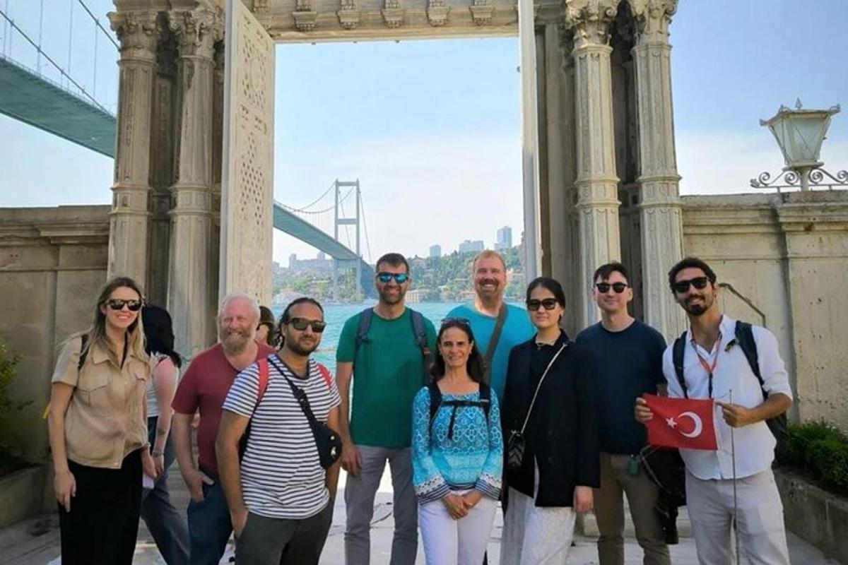 um grupo de pessoas em pé em frente a uma ponte