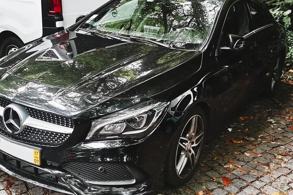 Un coche negro está aparcado en una calle