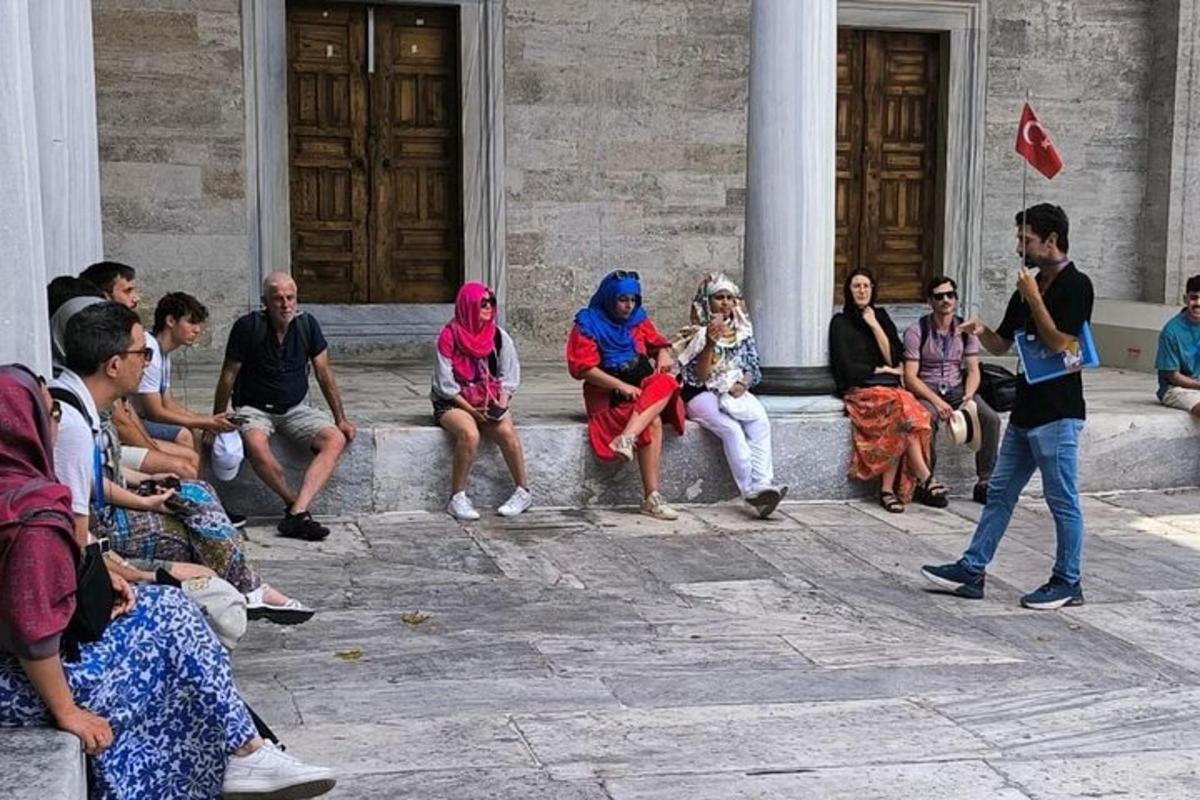 um grupo de pessoas sentadas em um banco de pedra