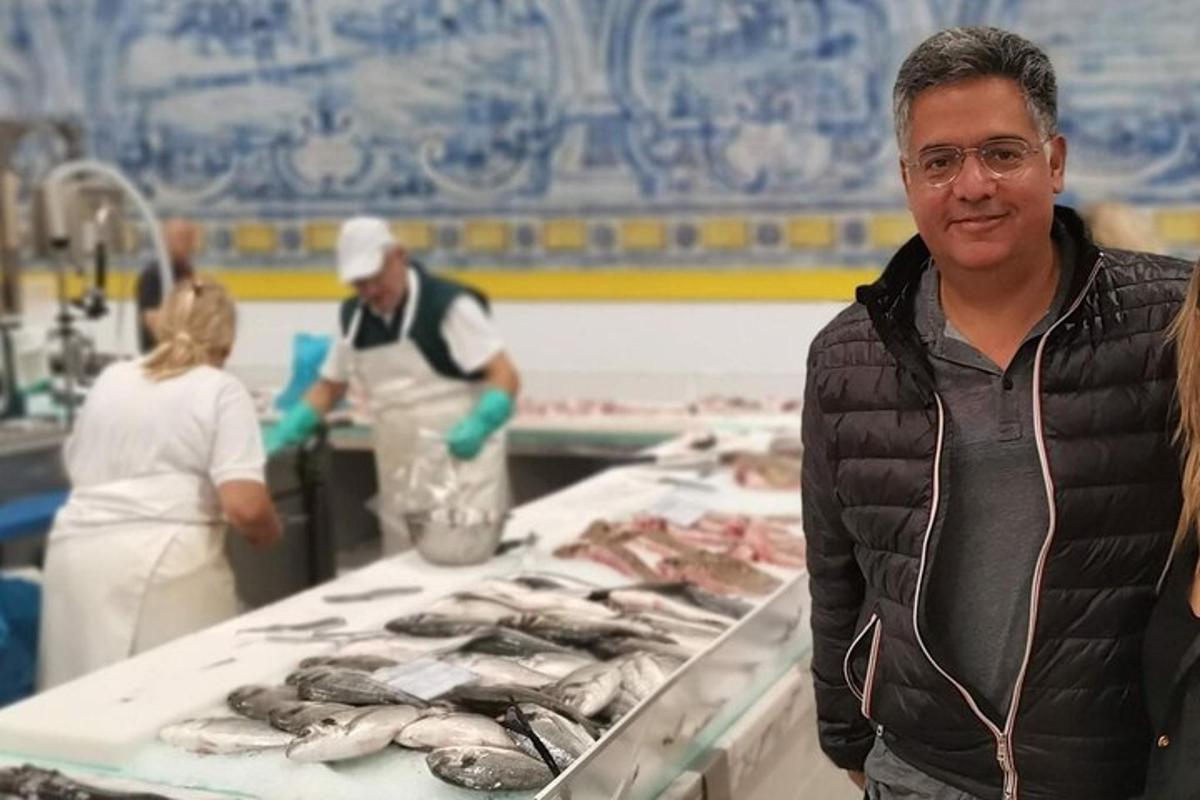 ein Mann steht vor einem Tisch mit Fisch