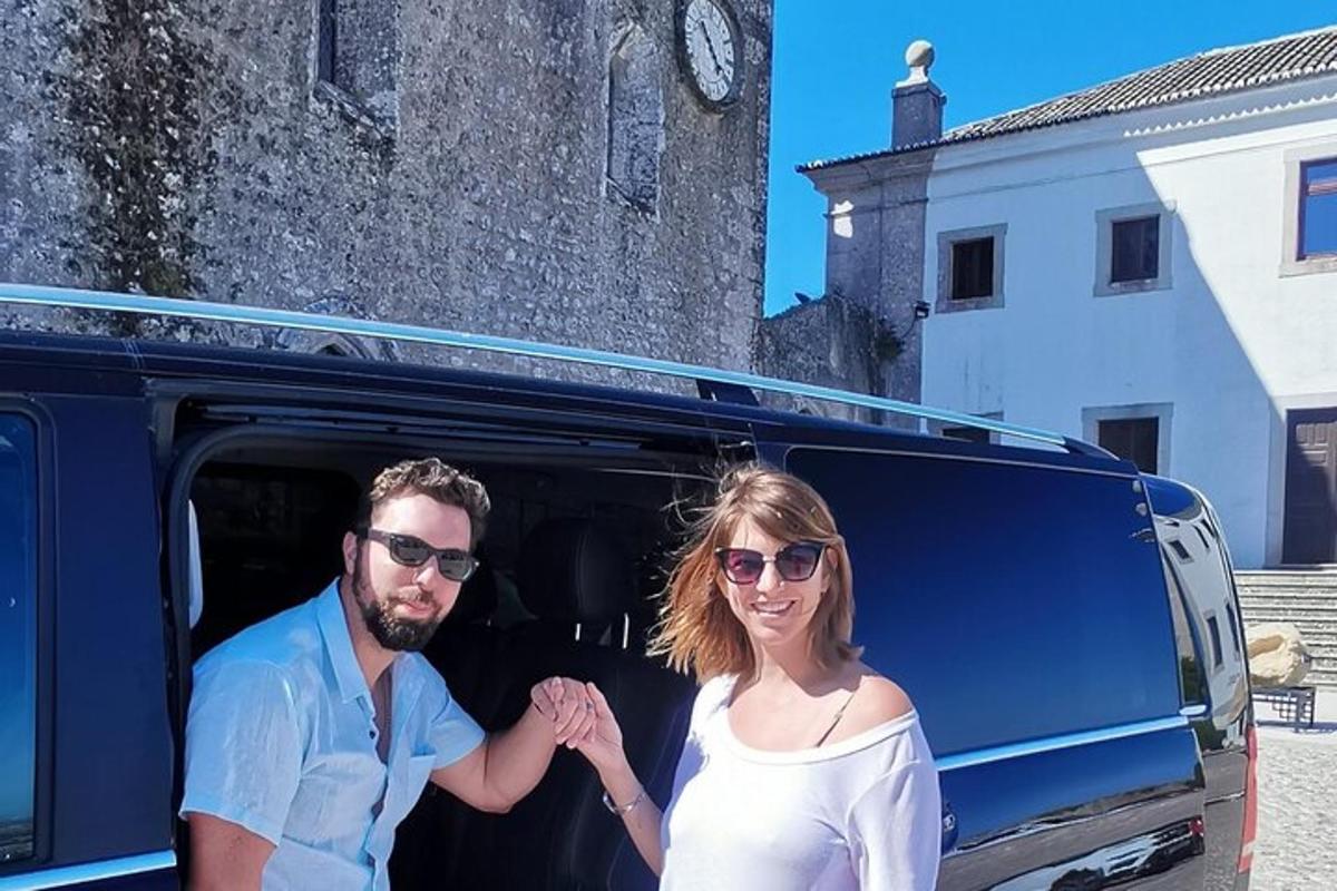 moški in ženska, ki stojita na zadnjem sedežu avtomobila