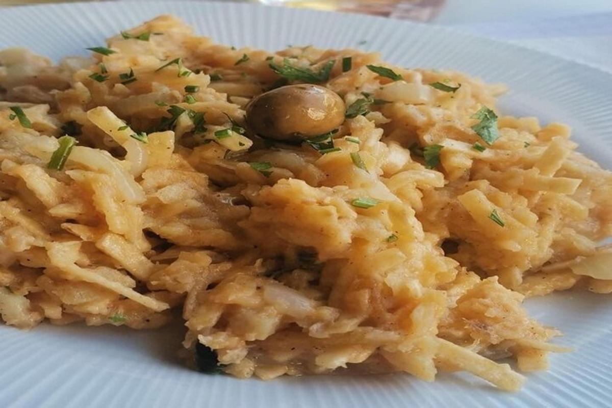 krožnik hrane z rižem in gobami