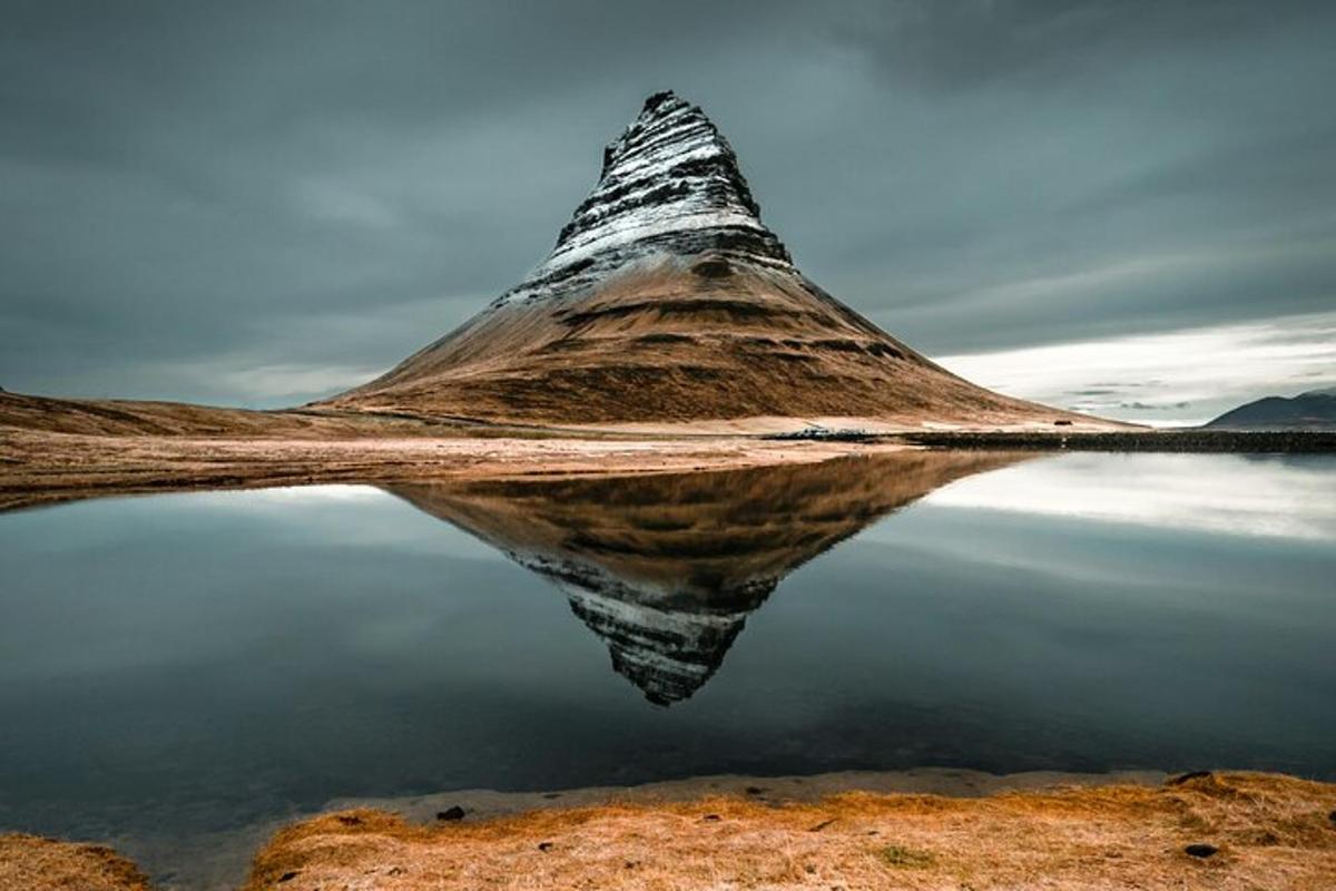 speglun fjalls í vatni