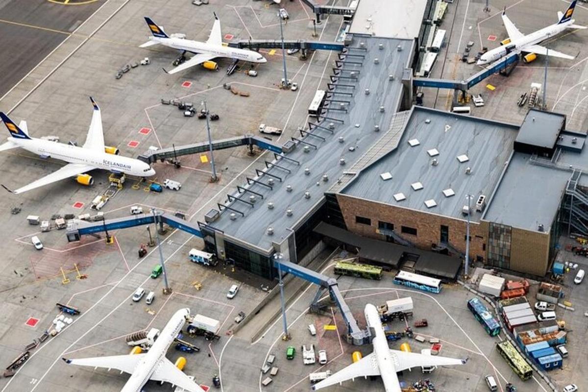 una vista aerea di un aeroporto con aerei parcheggiati