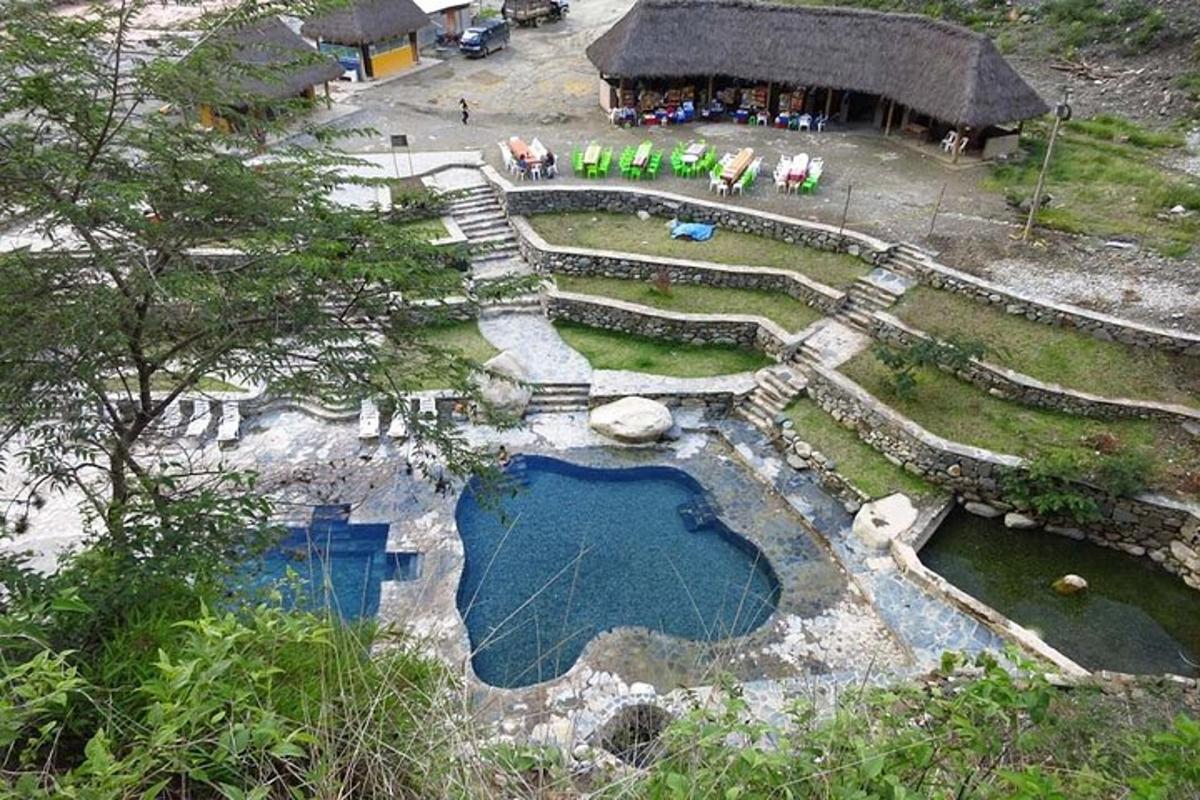 una vista aerea di un cortile con piscina