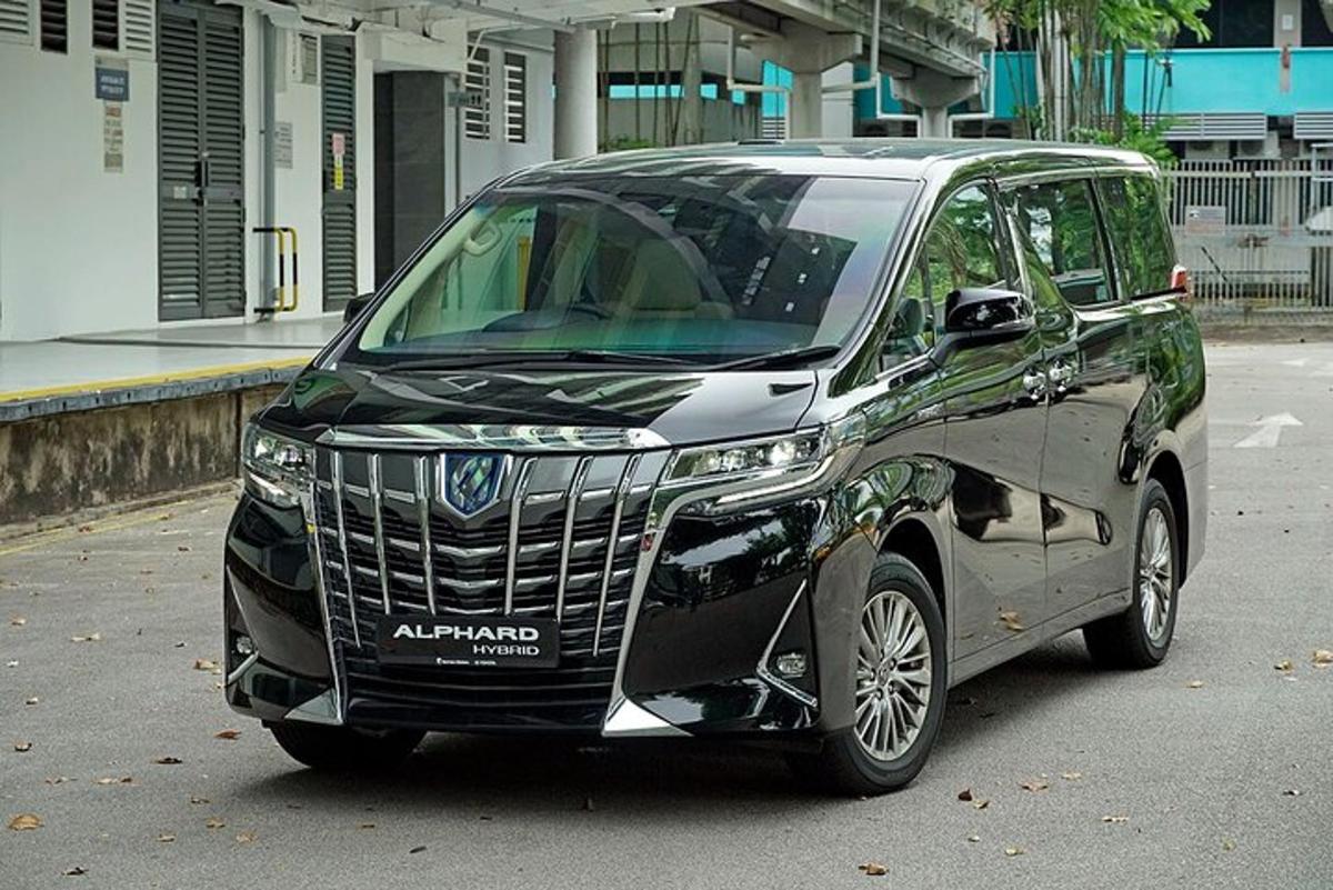 černé SUV zaparkované na parkovišti
