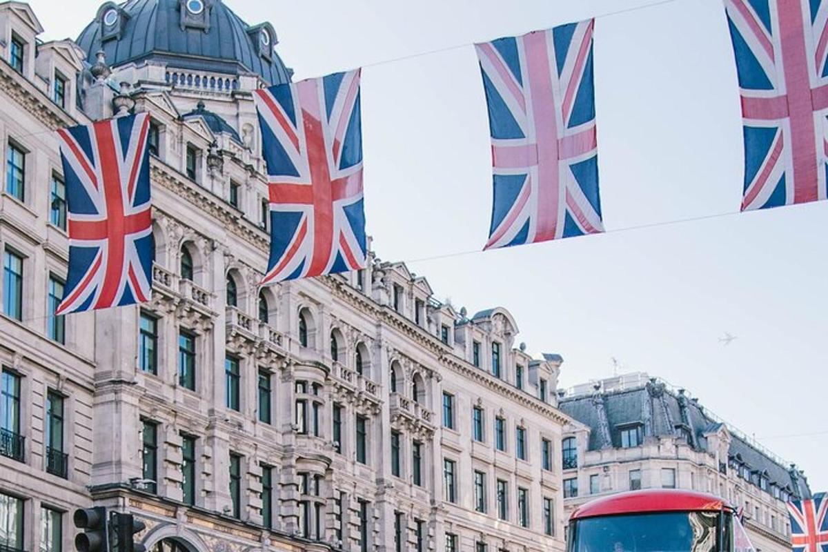 hoone, mille ees lehvivad Briti lipud