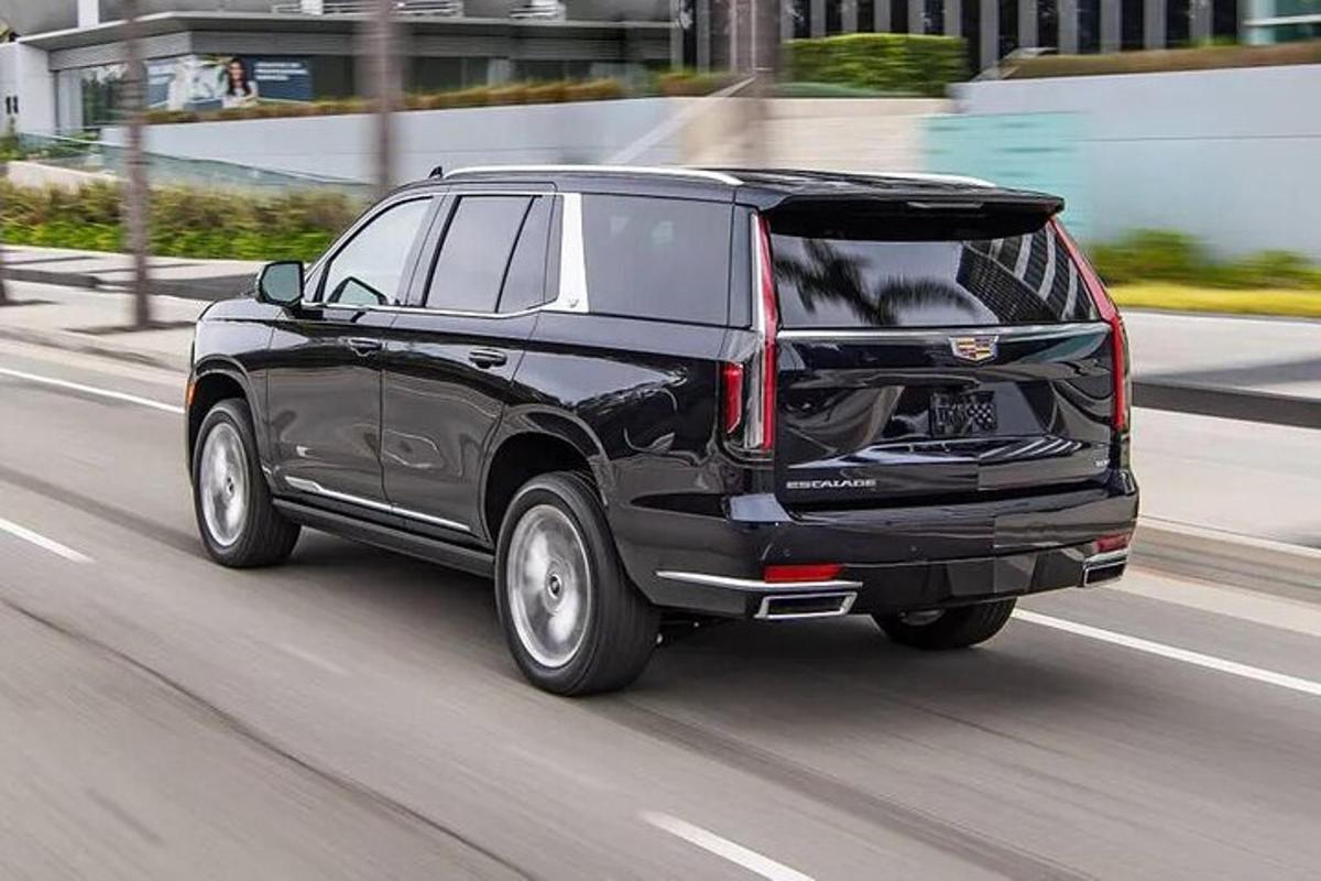 một chiếc SUV màu đen đang lái xe xuống phố thành phố