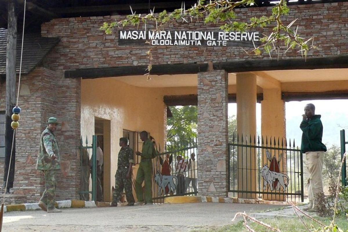 sekelompok tentara berdiri di luar bangunan bata