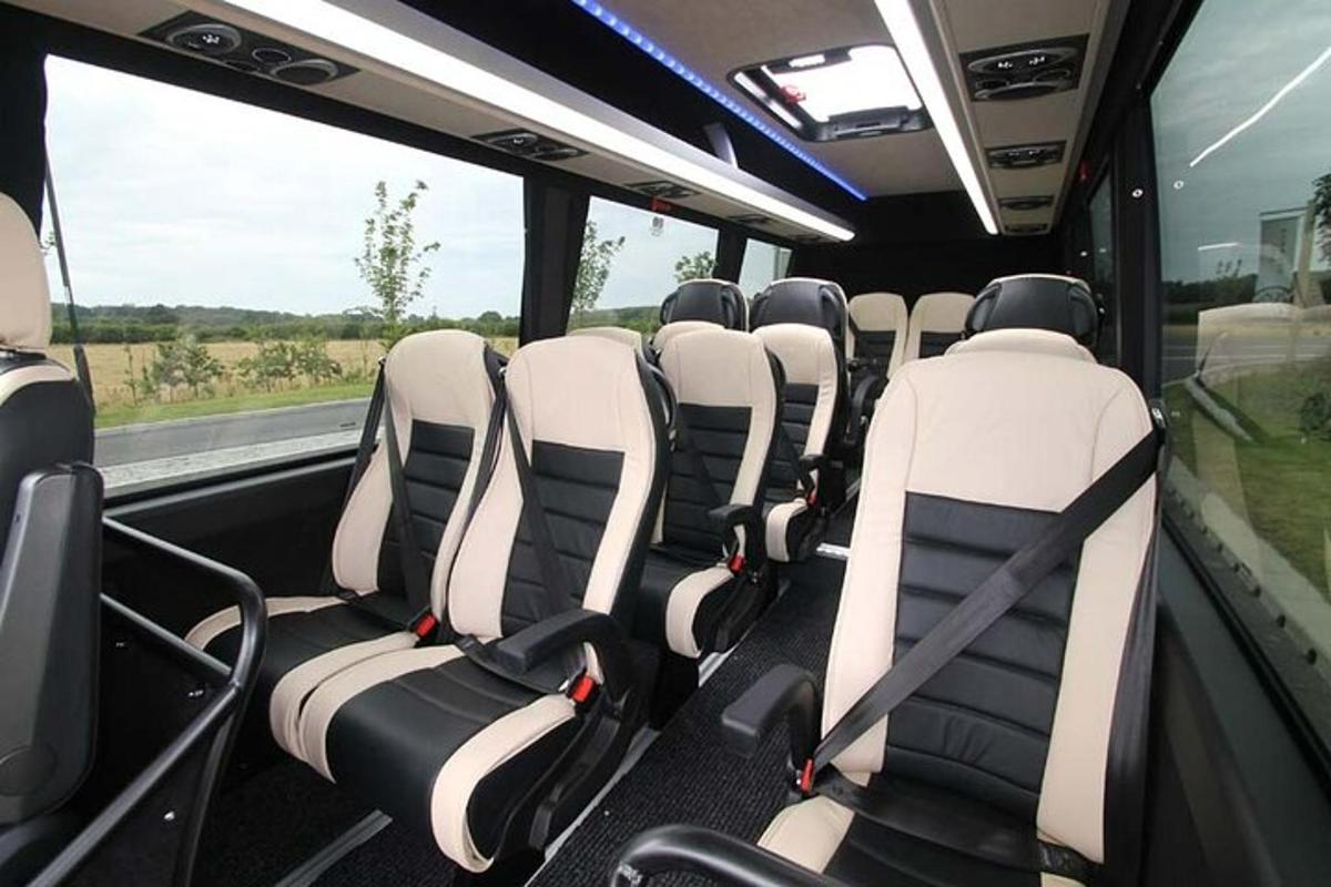 řada prázdných sedadel v autobuse