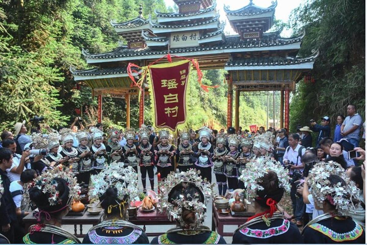 一群人站在表演前