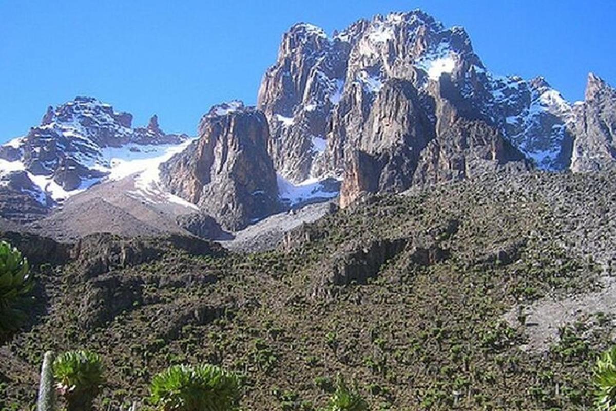 una montagna con la neve in cima