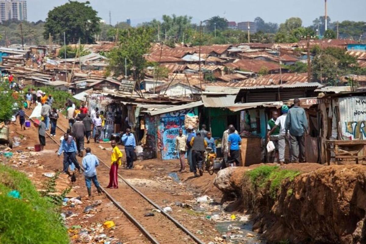 sekumpulan orang yang berdiri di sekitar sebuah kampung