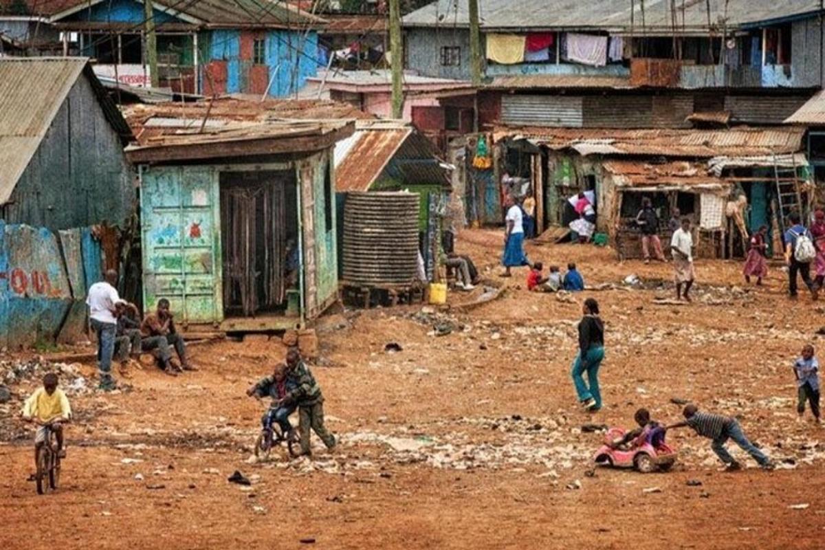 sekumpulan orang di padang tanah dengan bangunan