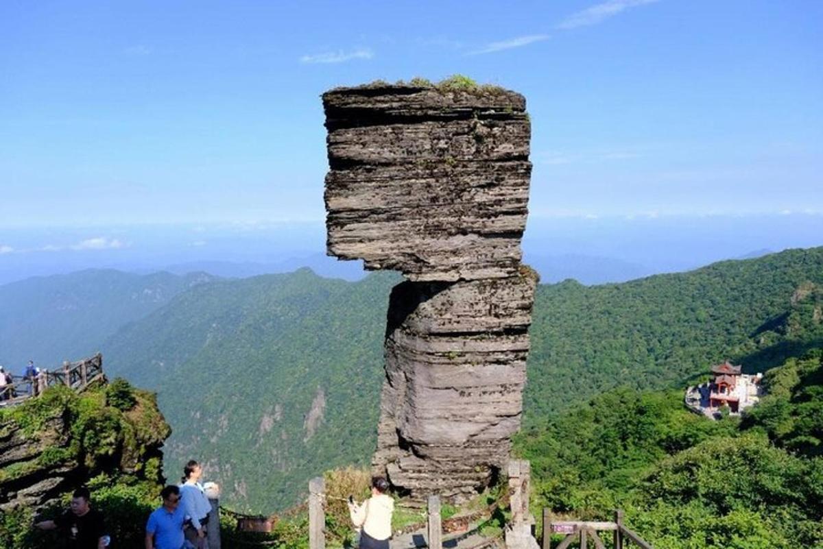 山顶上的岩石雕塑