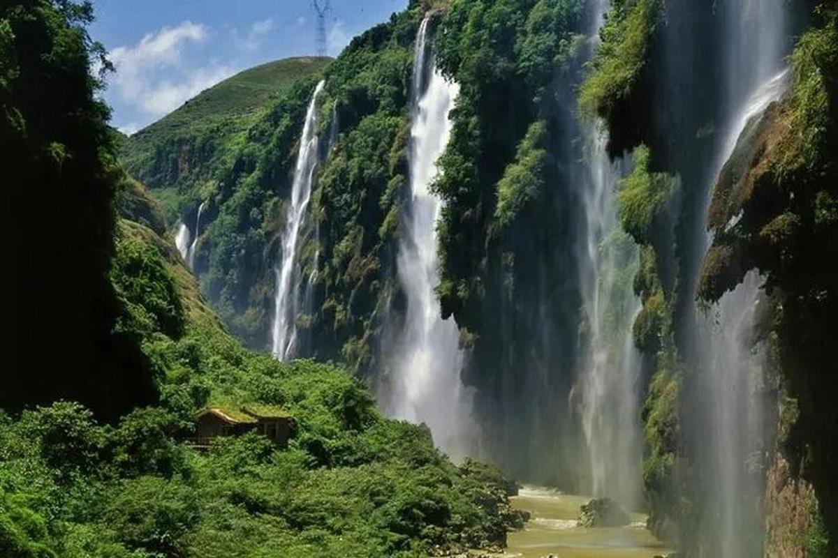 una cascata in mezzo a una montagna