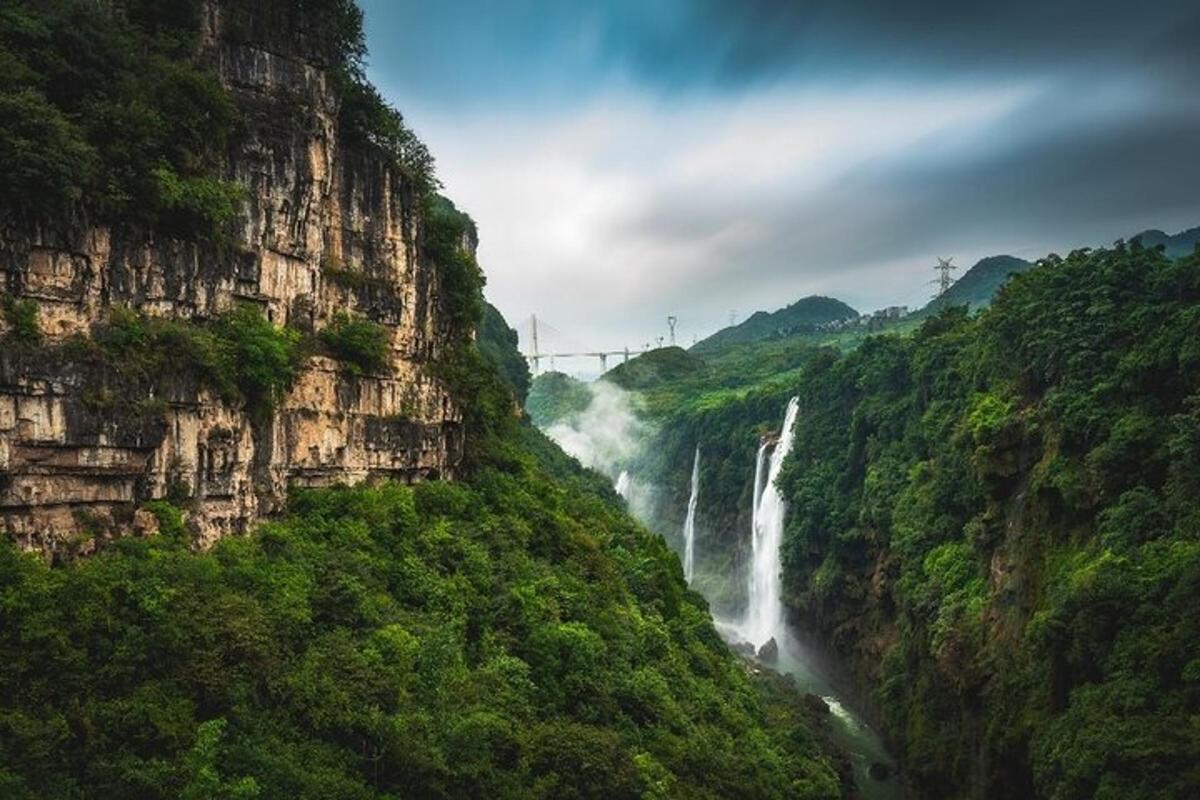 una cascata nel mezzo di un canyon di montagna