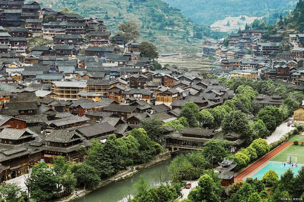 una vista dall'alto di un villaggio con un fiume e degli edifici