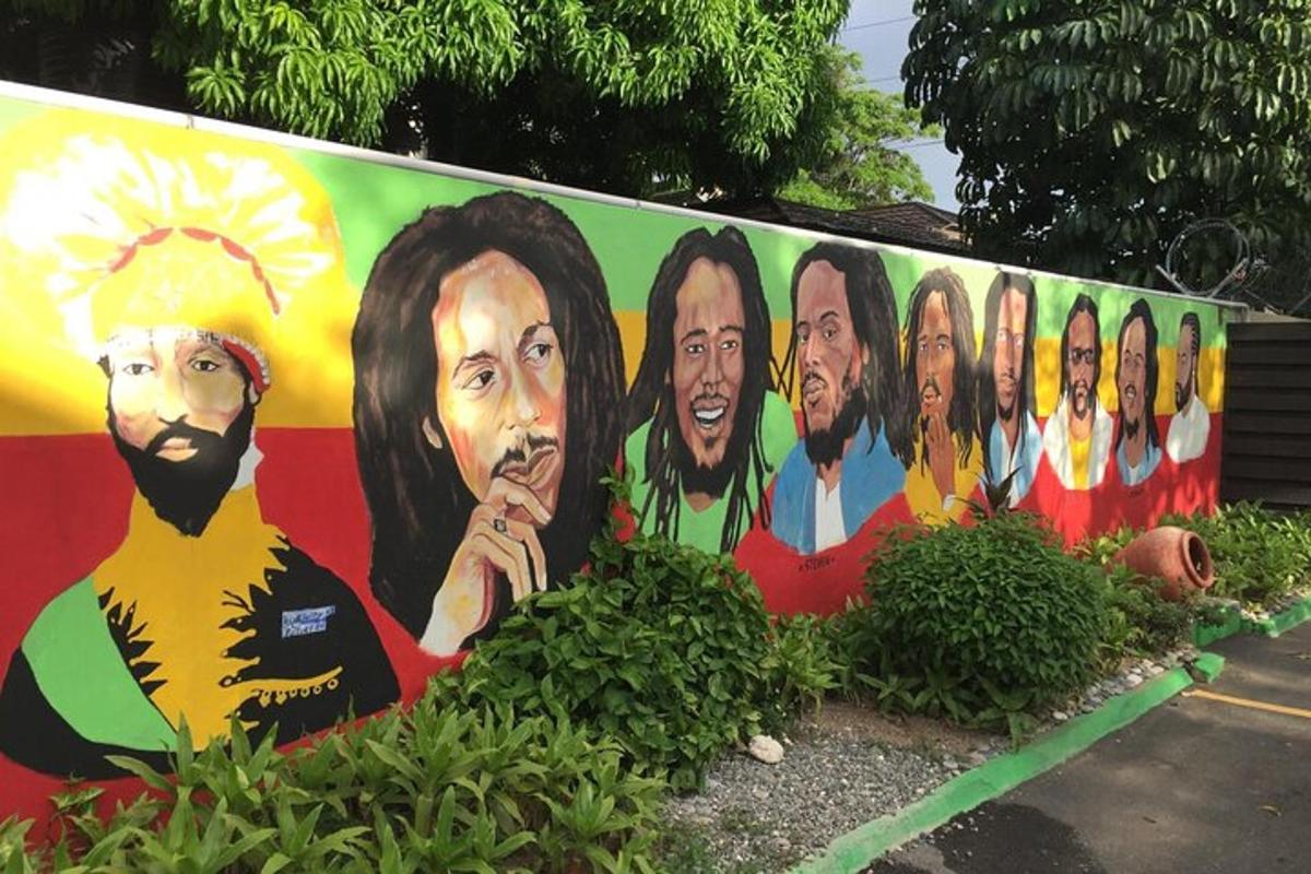 Una pared con una pintura de personas en ella