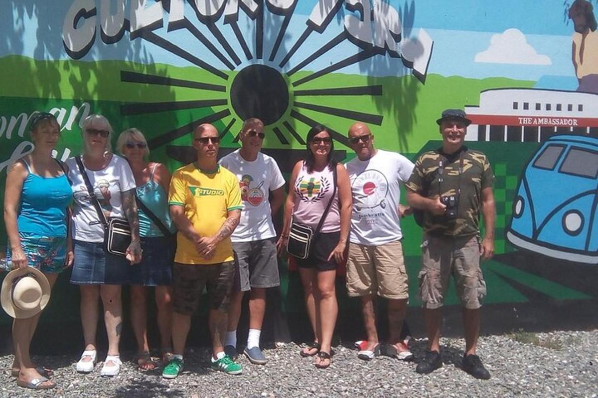Un grupo de personas de pie frente a una pared