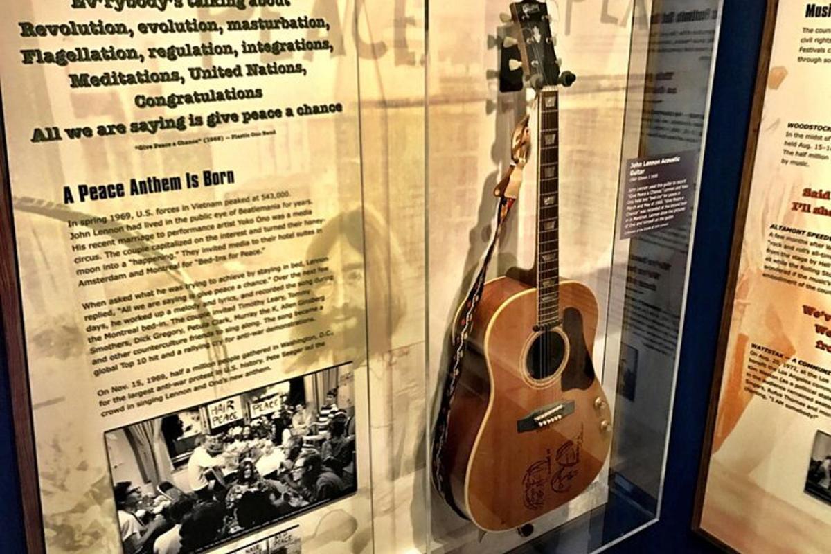 una chitarra esposta in una mostra museale