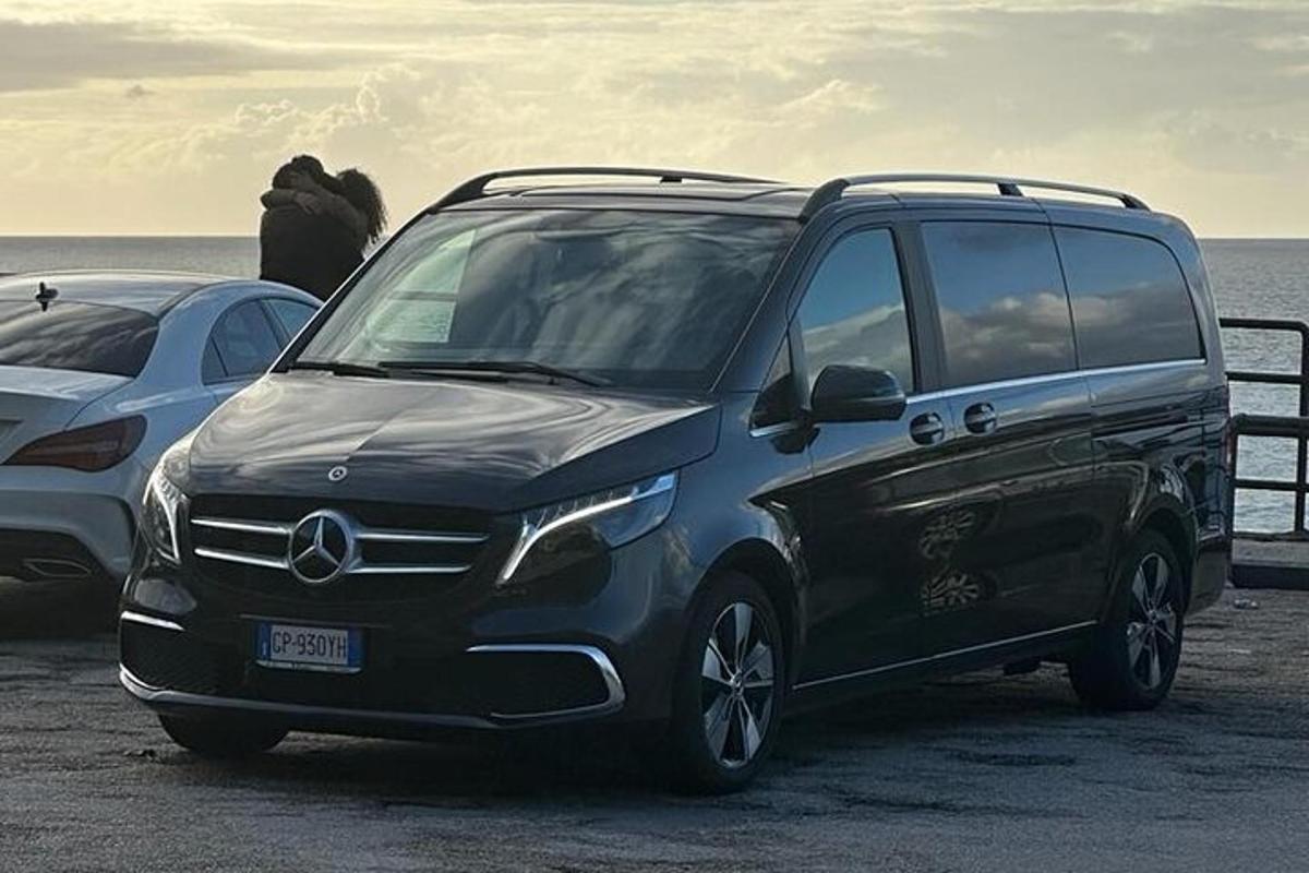 Minivan Acedes Benz zaparkovaný na parkovišti poblíž oceánu