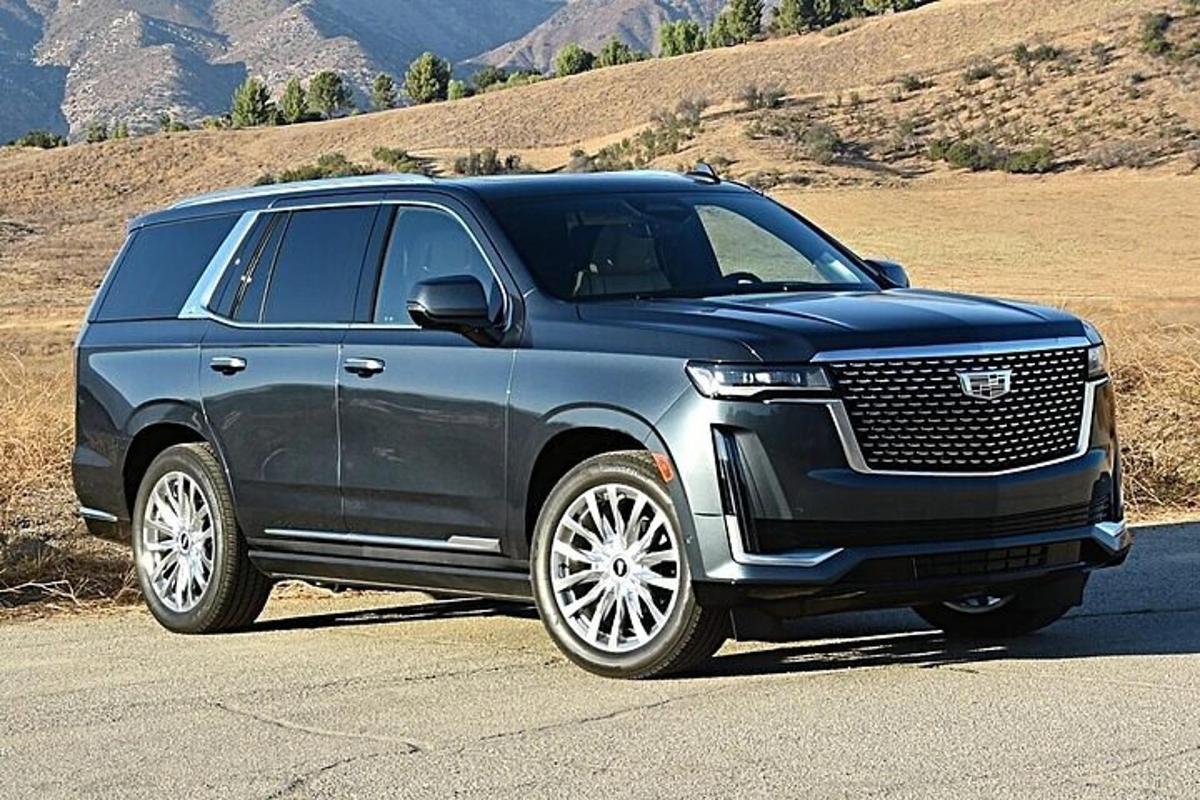 un SUV Lexus blu parcheggiato su una strada