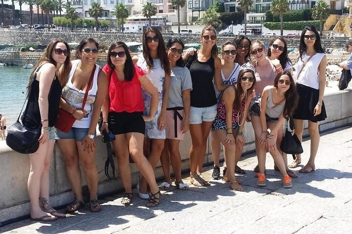 un gruppo di ragazze in posa per una foto su un muro