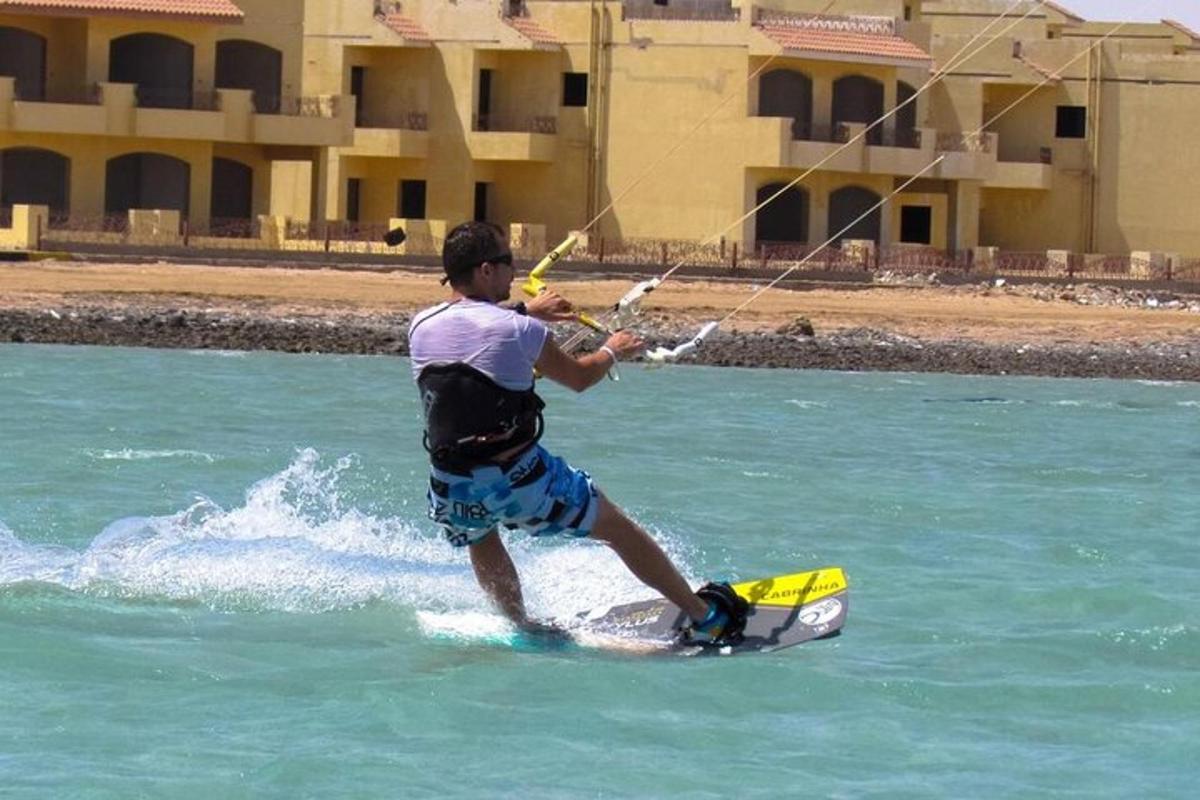 un hombre en una tabla de surf en el agua