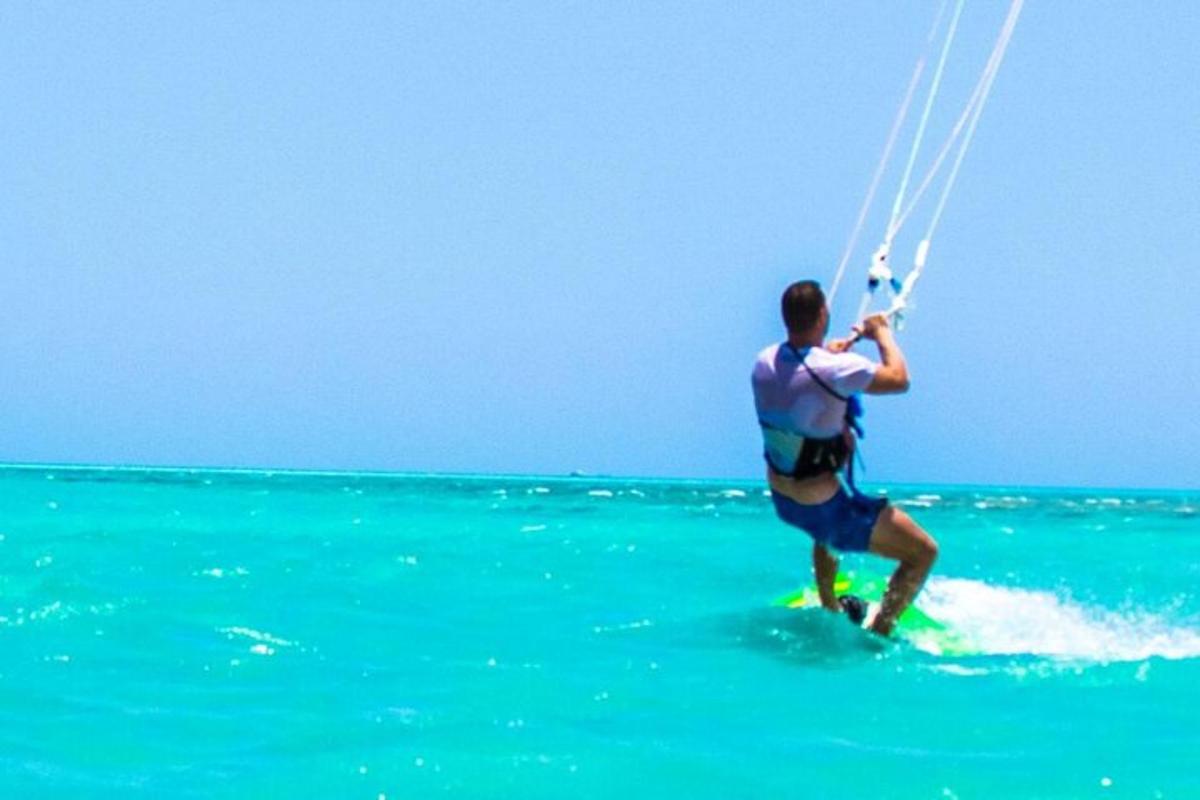 um homem está esquiando na água no oceano