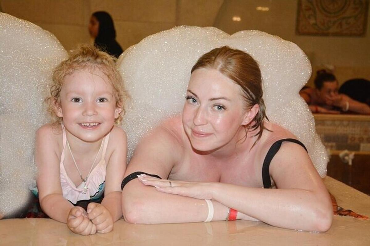 una donna e una bambina in un bagno di schiuma
