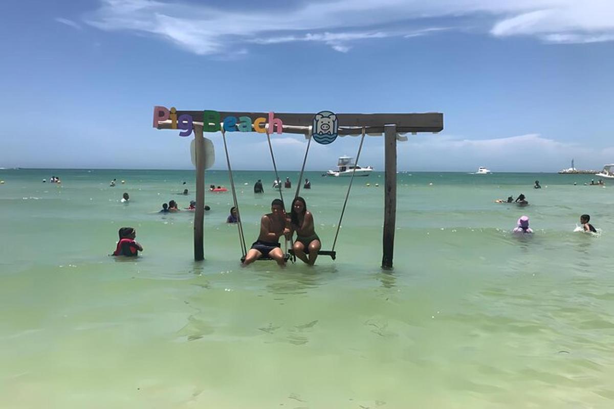 due donne sedute su un'altalena nell'acqua della spiaggia