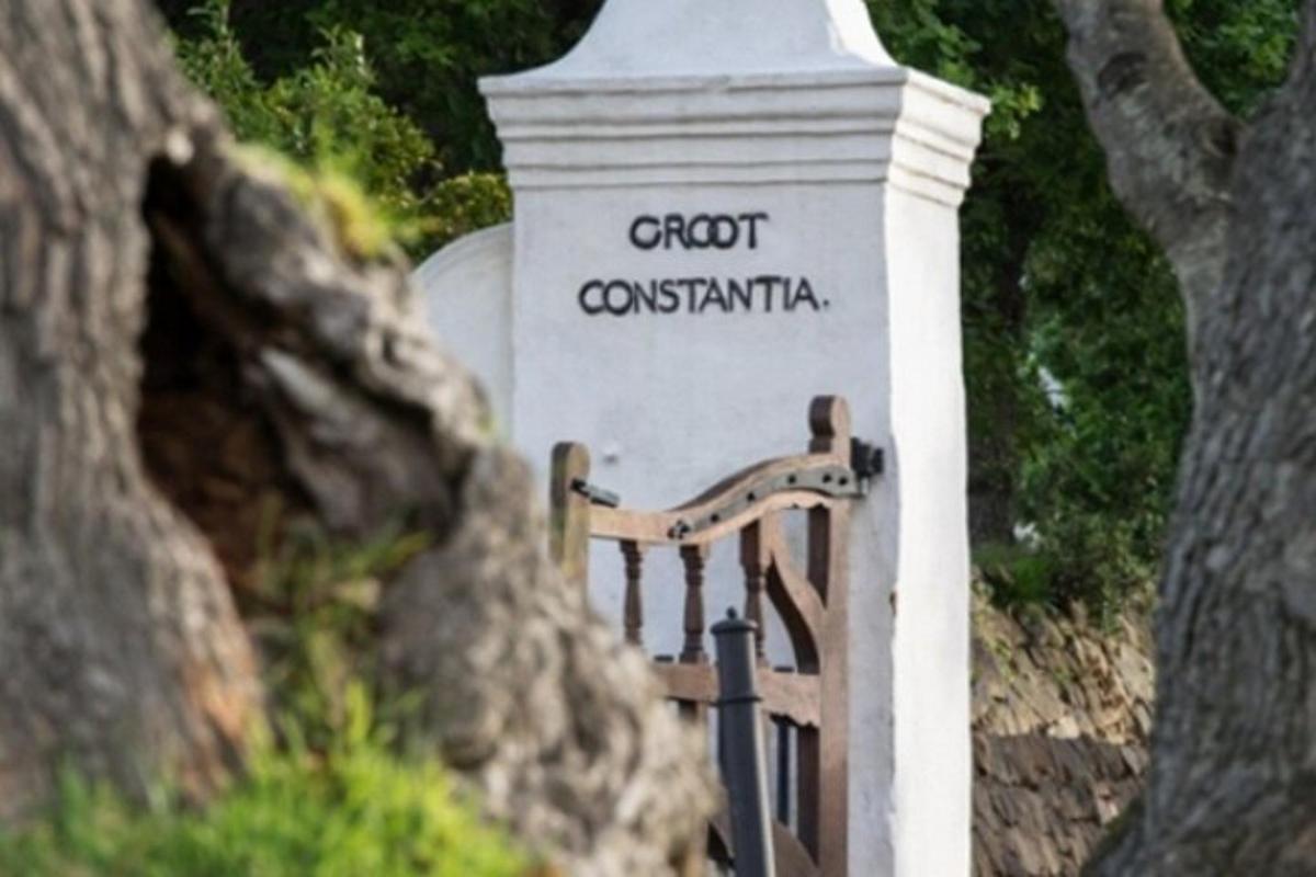 uma placa com as palavras croot costustasia em um prédio