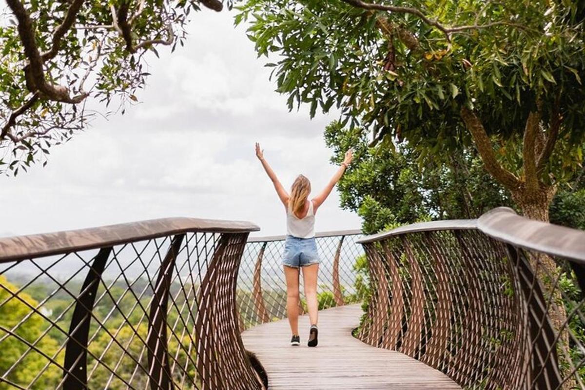 uma mulher atravessando uma ponte com os braços no ar