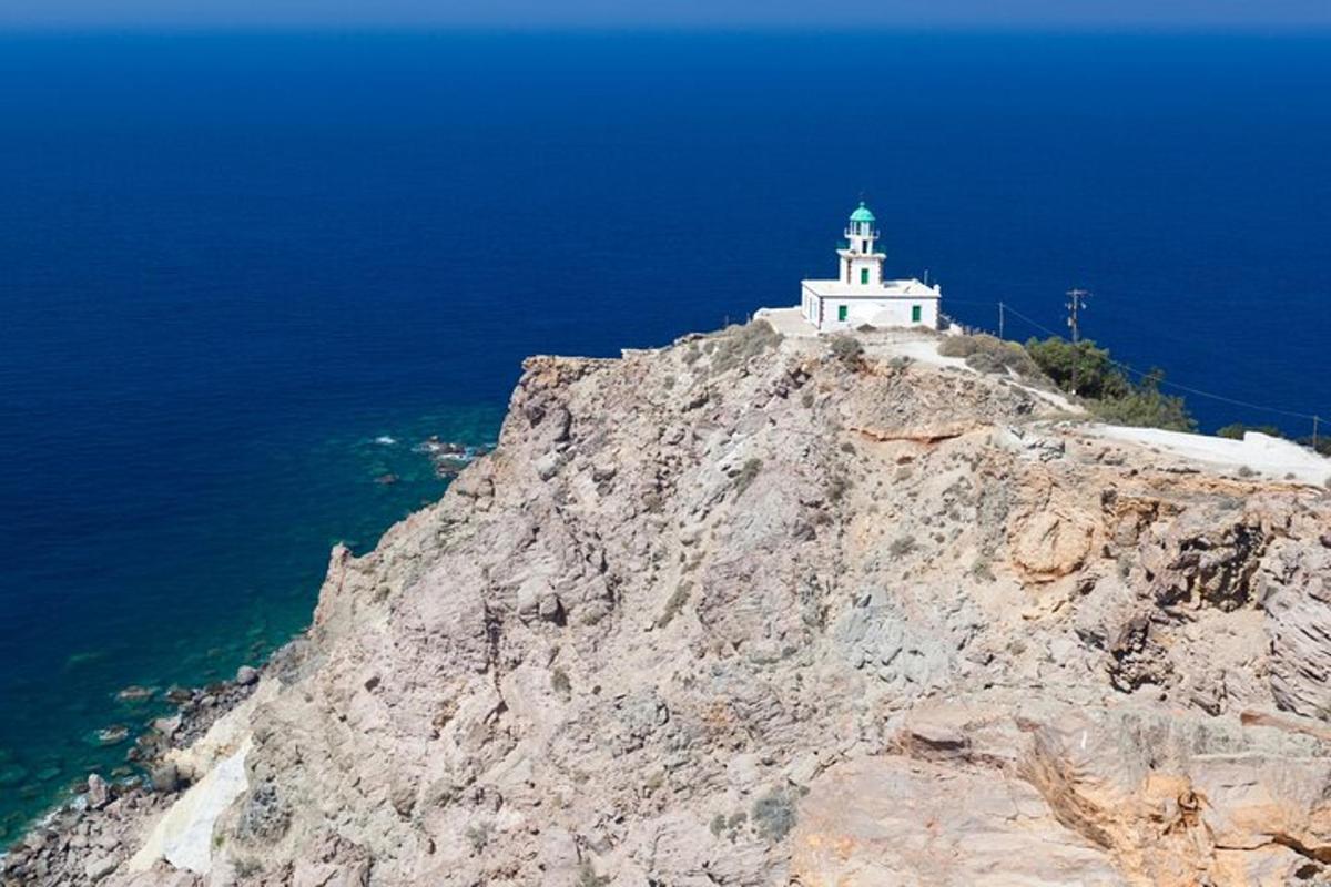 ένας φάρος στην πλαγιά ενός βουνού