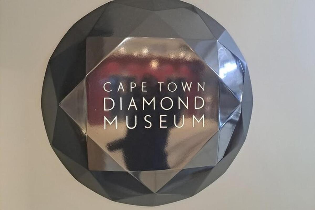 una sfera di vetro con un cartello che recita "Museo dei diamanti di Città del Capo"