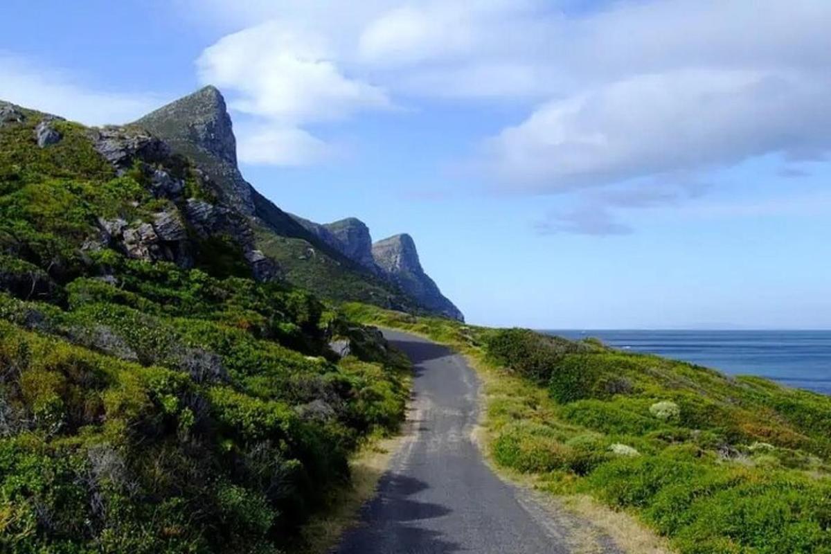 uma estrada de terra em uma colina próxima ao oceano