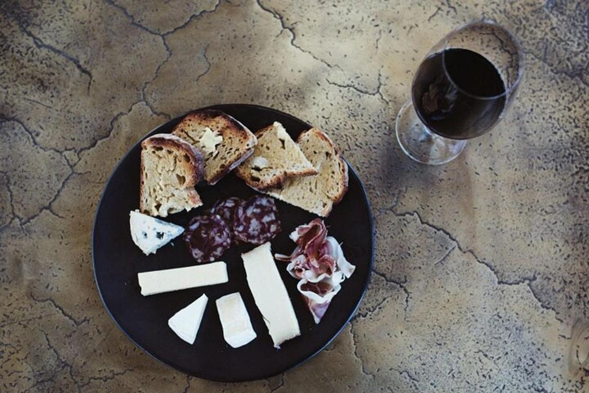 krožnik hrane s kruhom in kozarec vina