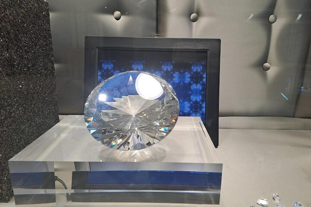 un grande diamante esposto in una teca