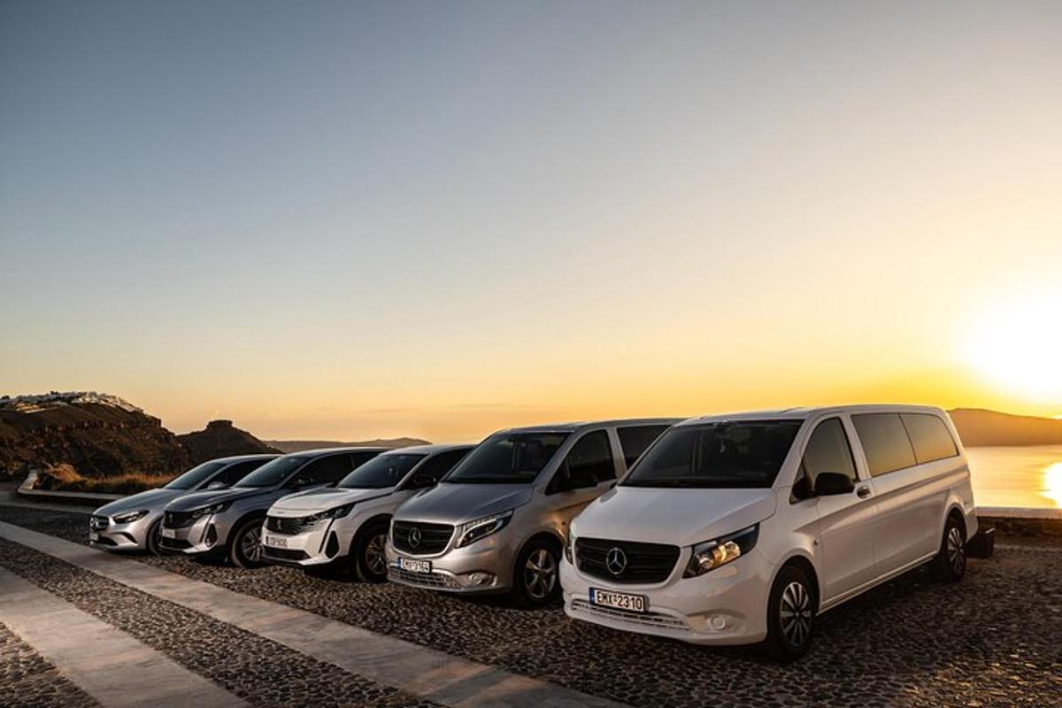 uma fileira de vans brancas estacionadas perto do oceano