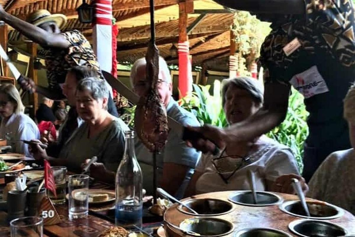un gruppo di persone sedute a un tavolo con del cibo