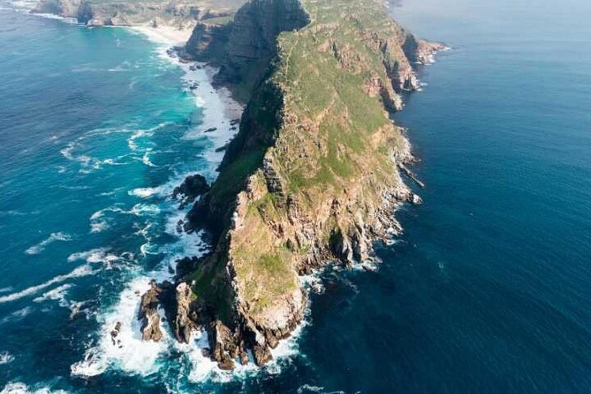 uma vista aérea de uma ilha no oceano
