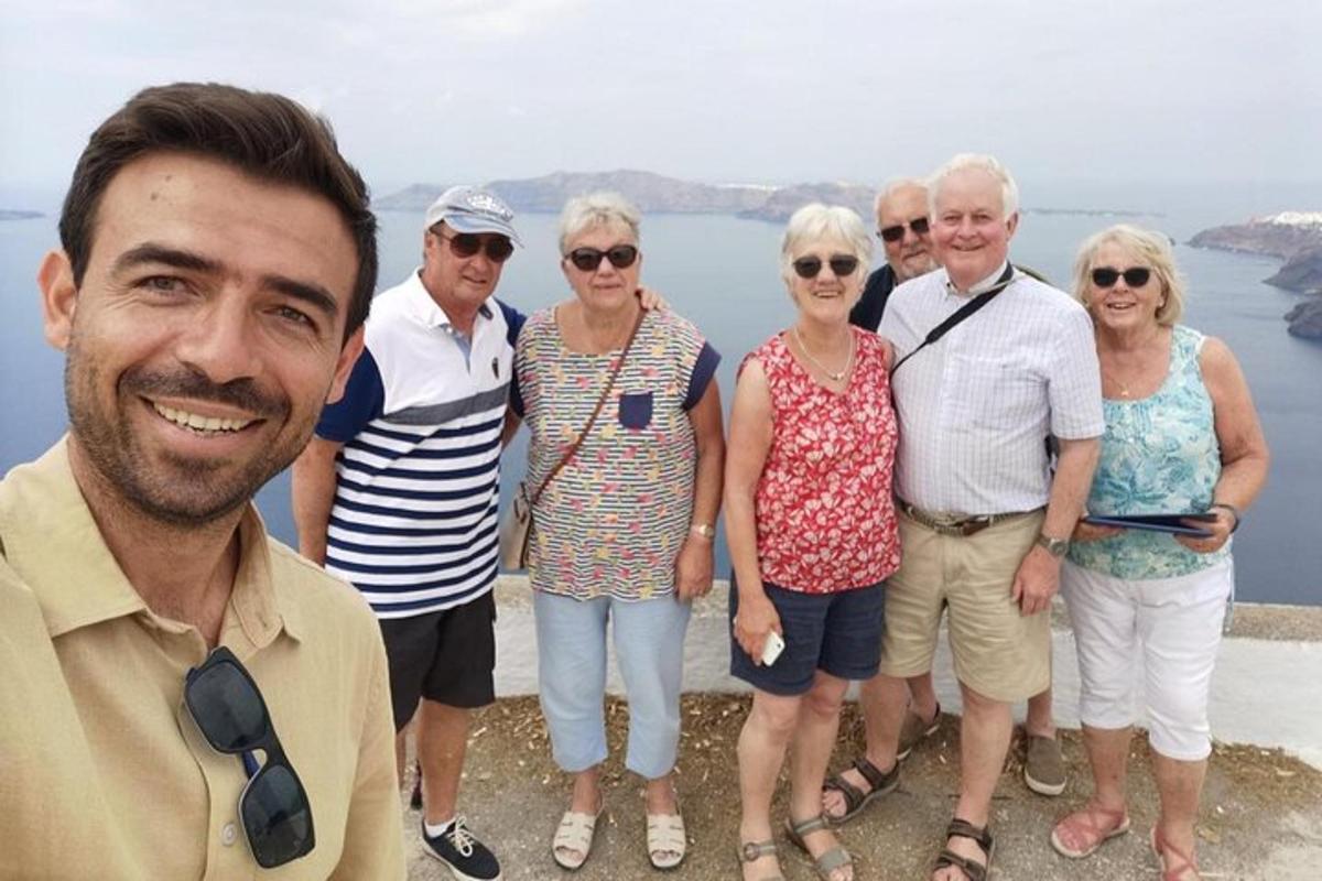 группа пожилых людей позируют для фотографии
