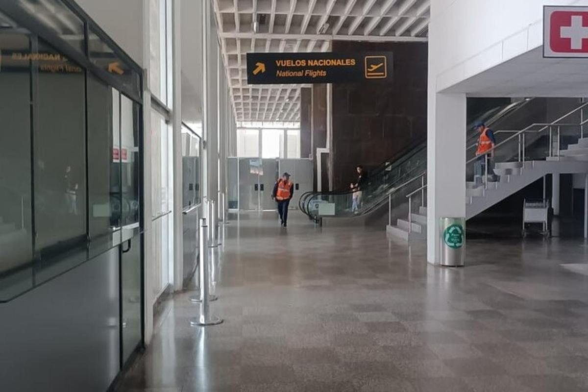 osoba kráčející chodbou v budově