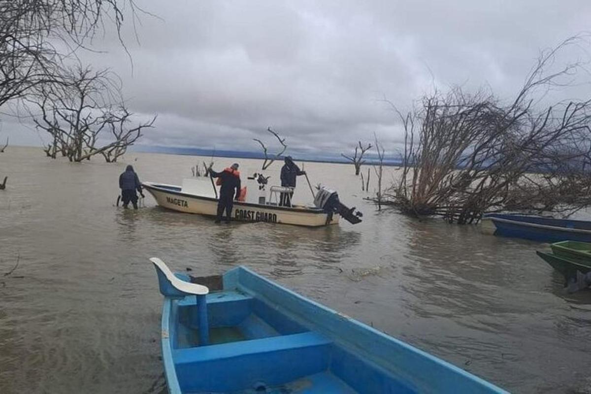 μια ομάδα ανθρώπων σε μια βάρκα στο νερό