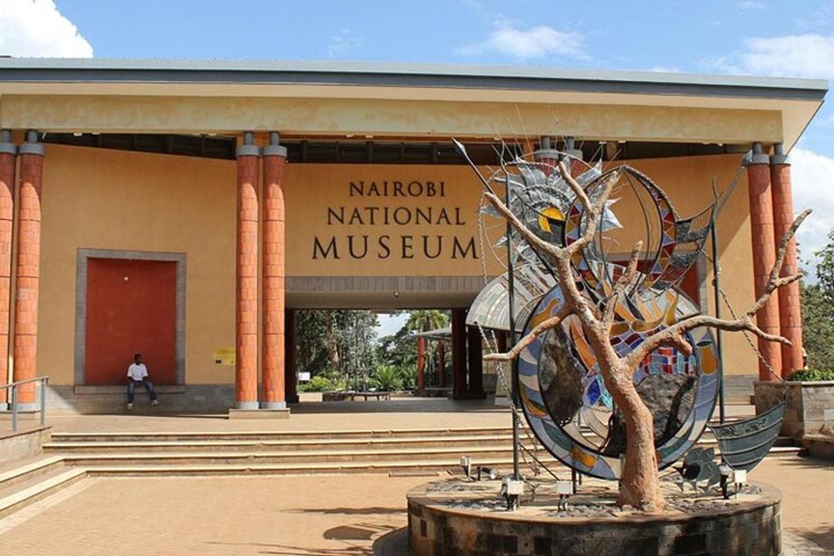 muzeum se sochou před budovou